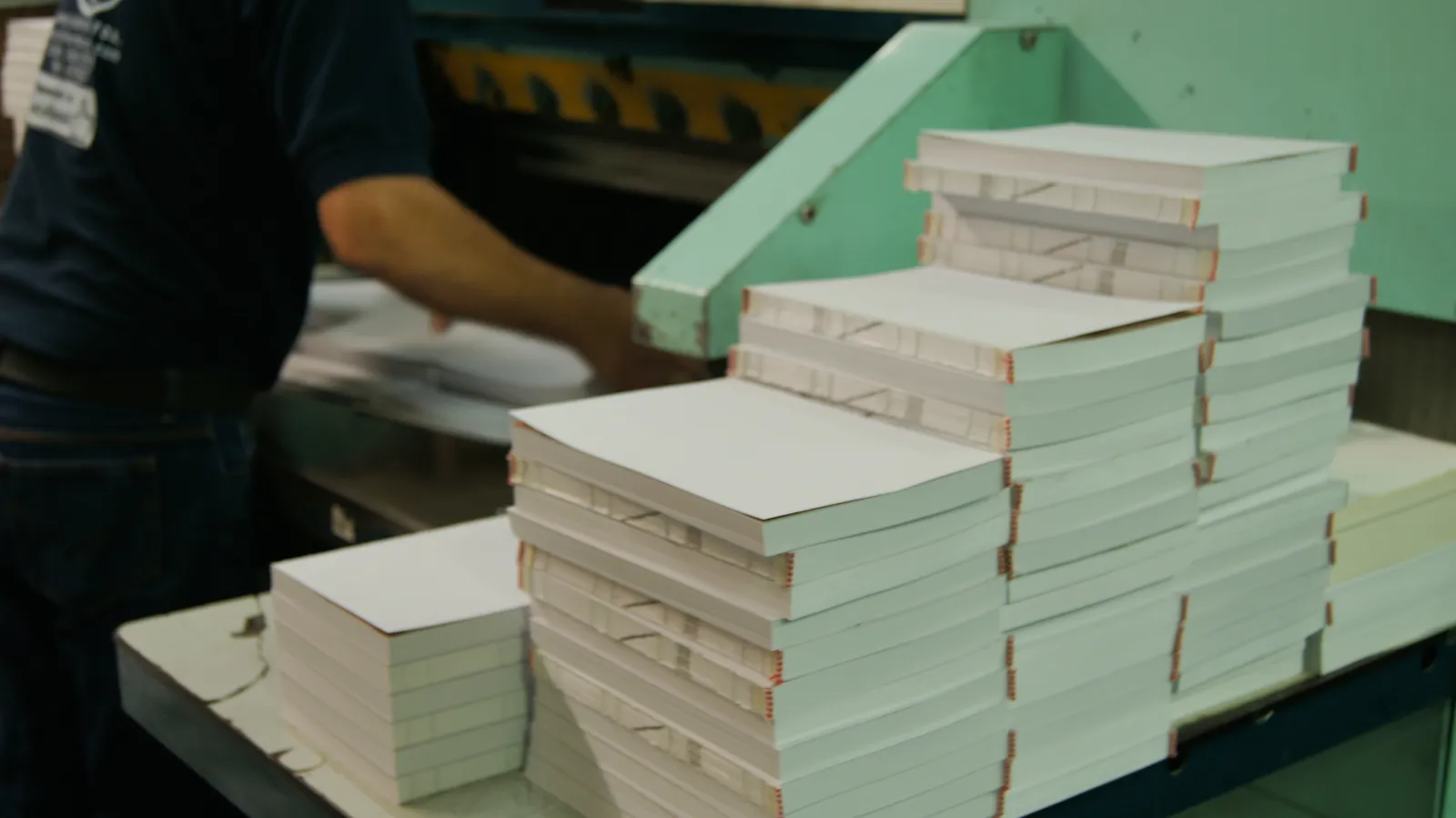 Corte de bloques de libros en la guillotina